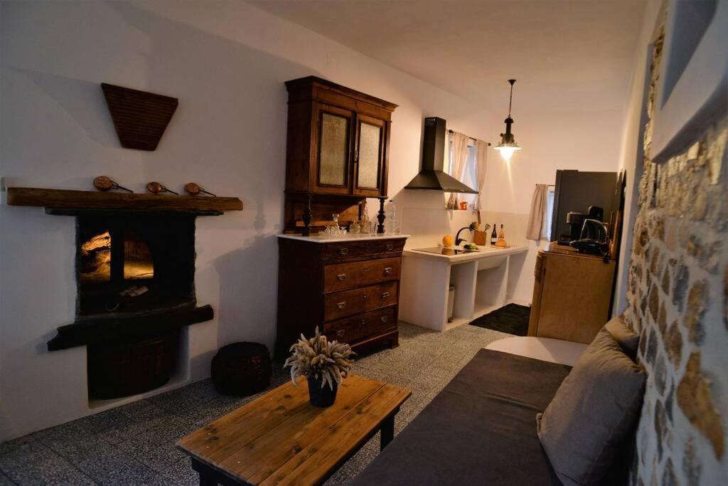 George Farmhouse Chrousa Extérieur photo